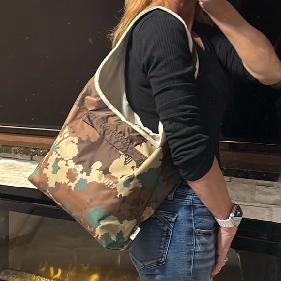 Hunting World 4th Edition Borneo Charity Tote Bag - EUC - Picture 3 of 15